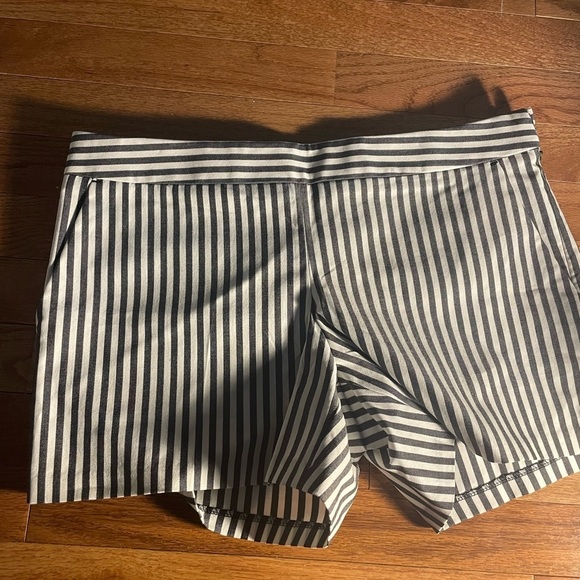 Express short black and white stripes. New with tags - Picture 1 of 9